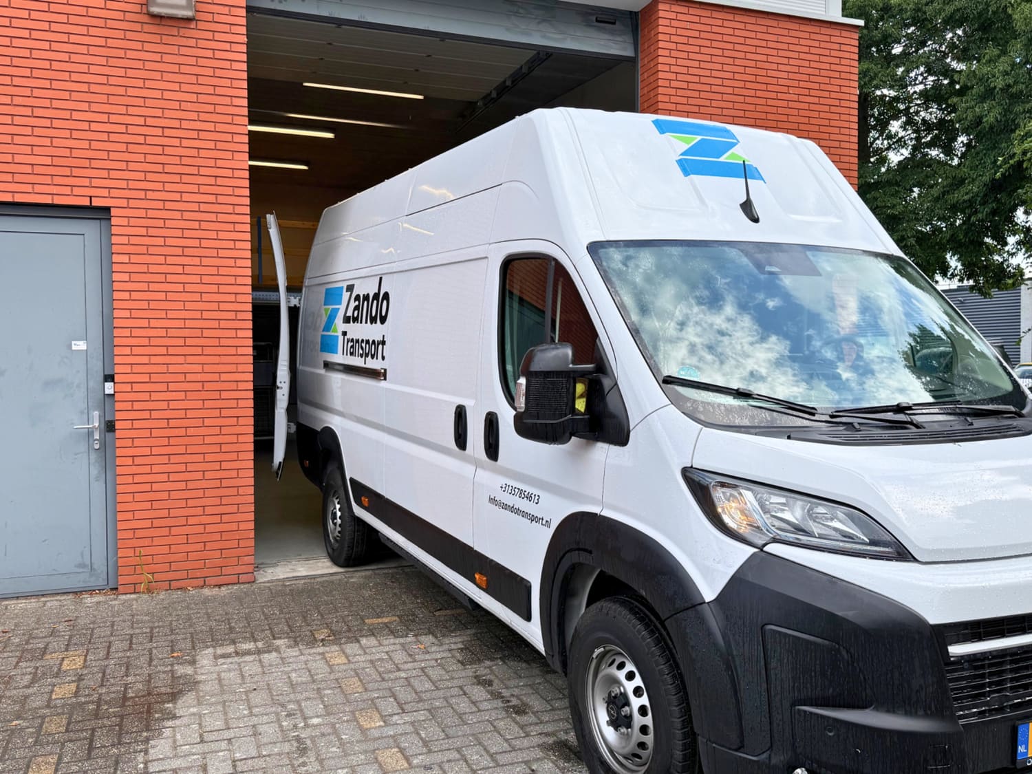 Zando Transport bus wordt geladen bij het depot